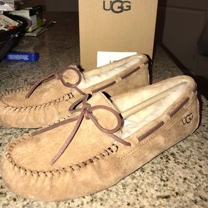 Women’s size 6 UGG Dakota Mocasins